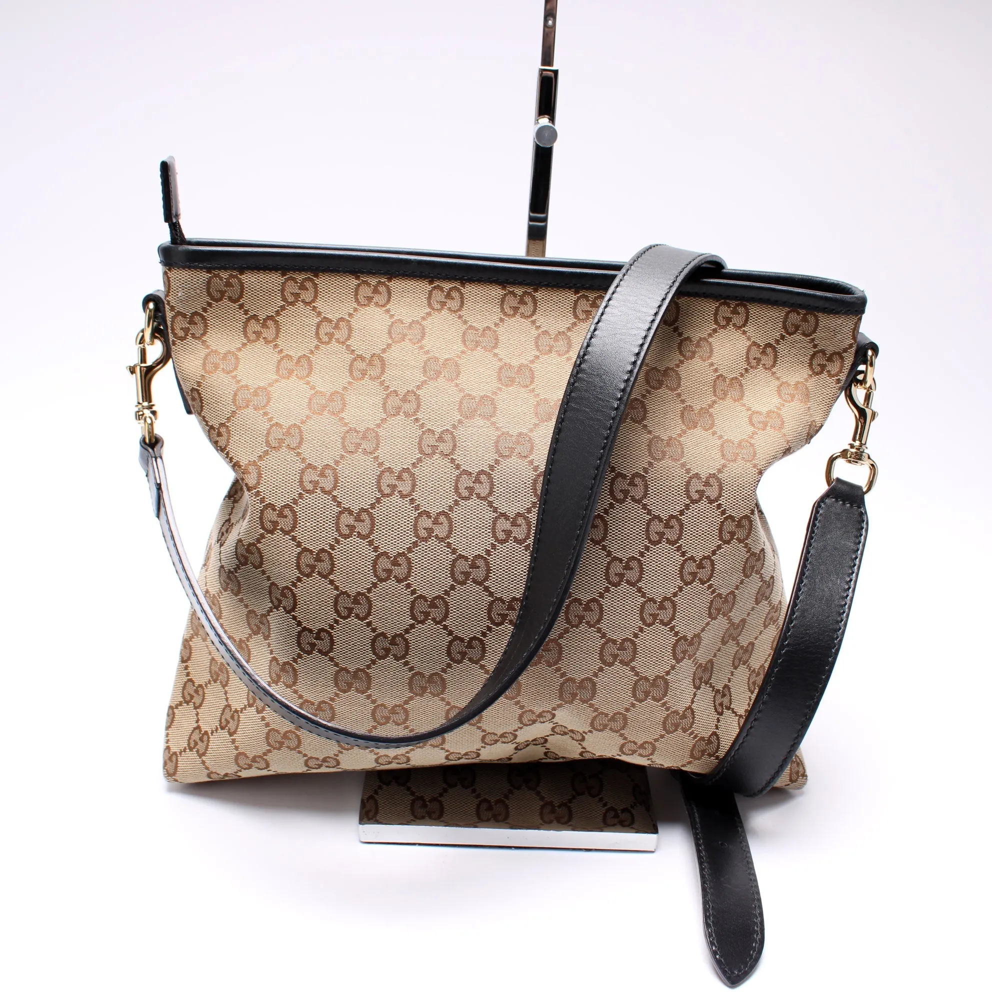 388926 GG Canvas Web Flat Messenger