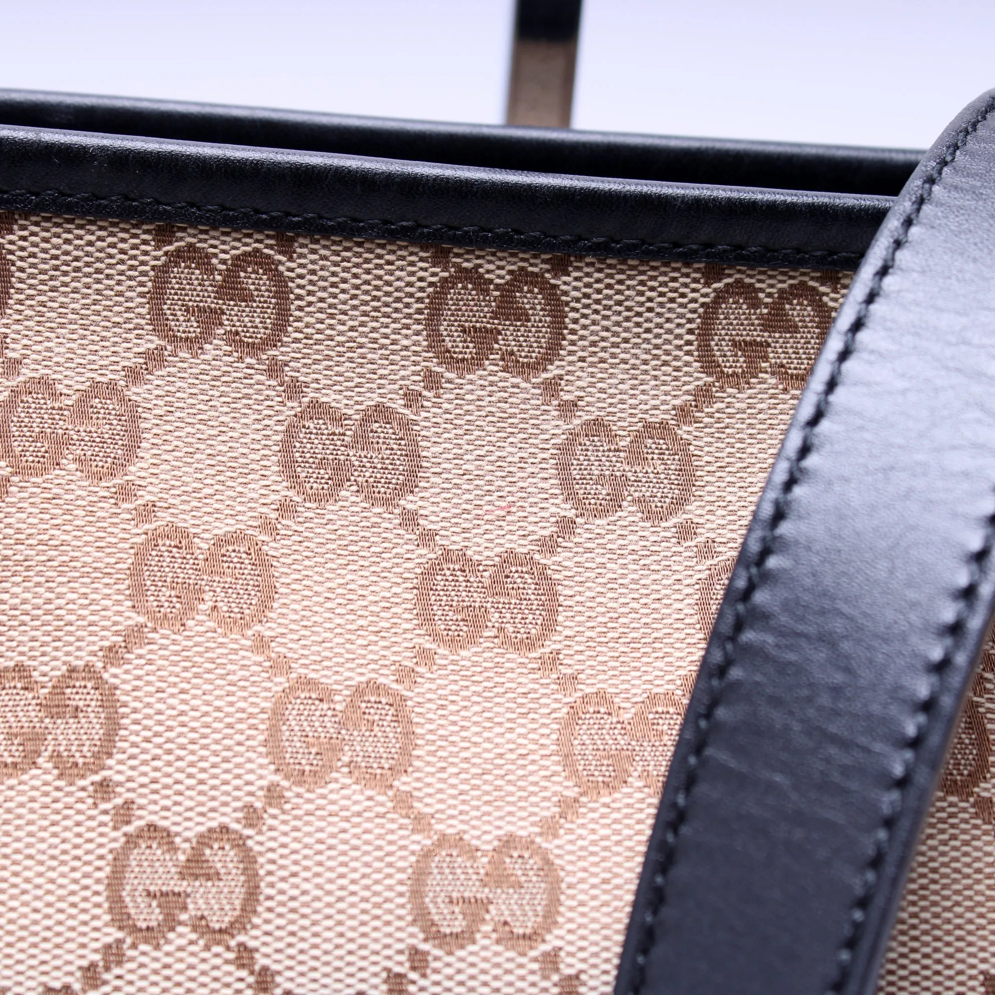 388926 GG Canvas Web Flat Messenger